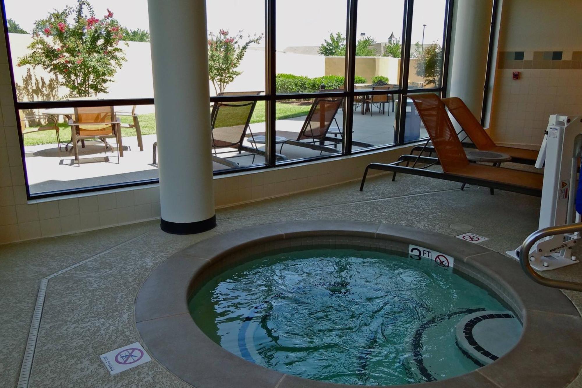 Courtyard By Marriott Clarksville Buitenkant foto